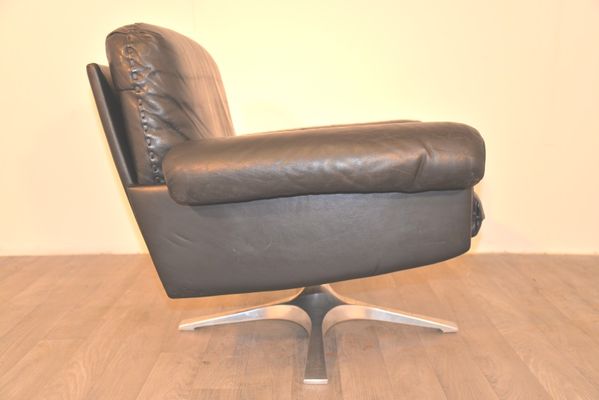 Drehsessel aus dunkelbraunem leder ~ wohnzimmer ideen
