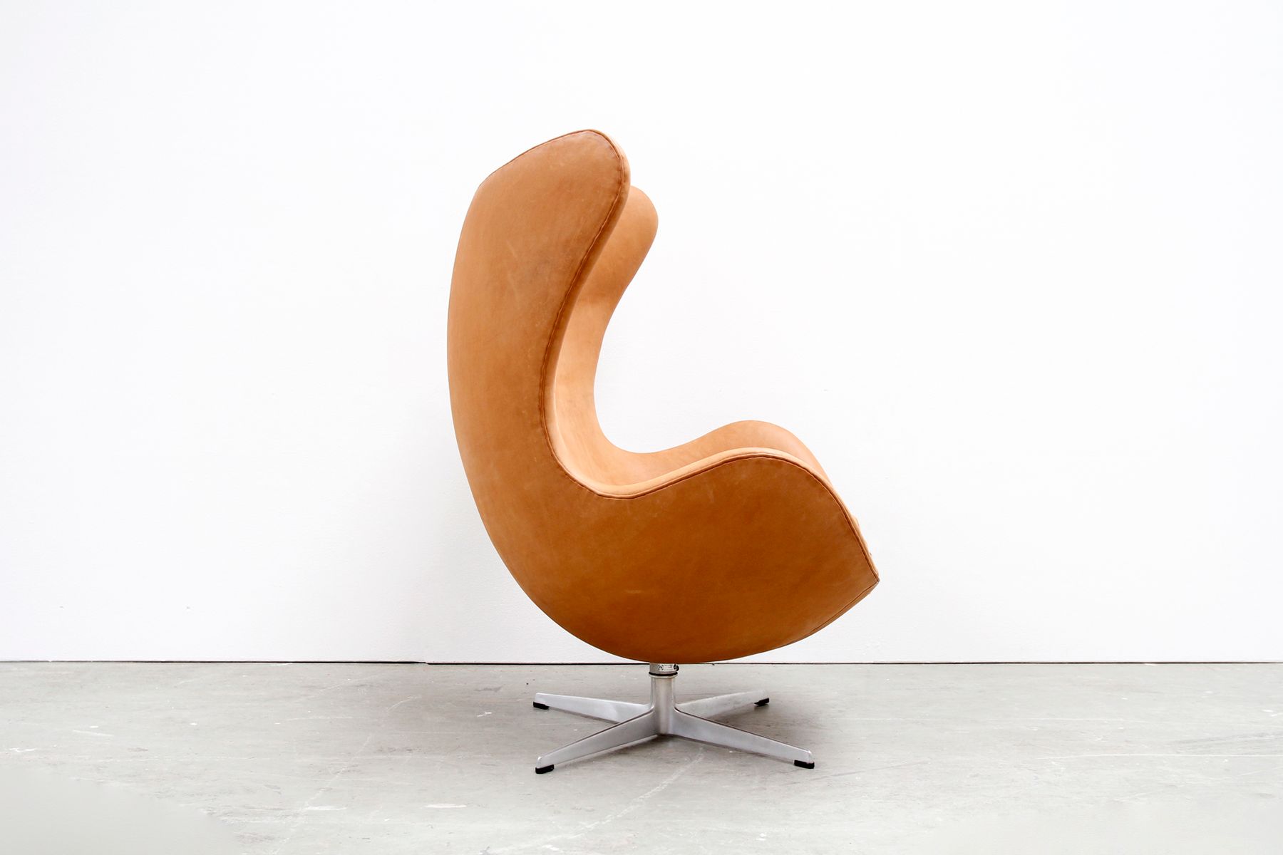 Cognac Leather Egg Chair by Arne Jacobsen for Fritz Hansen, 1966 for