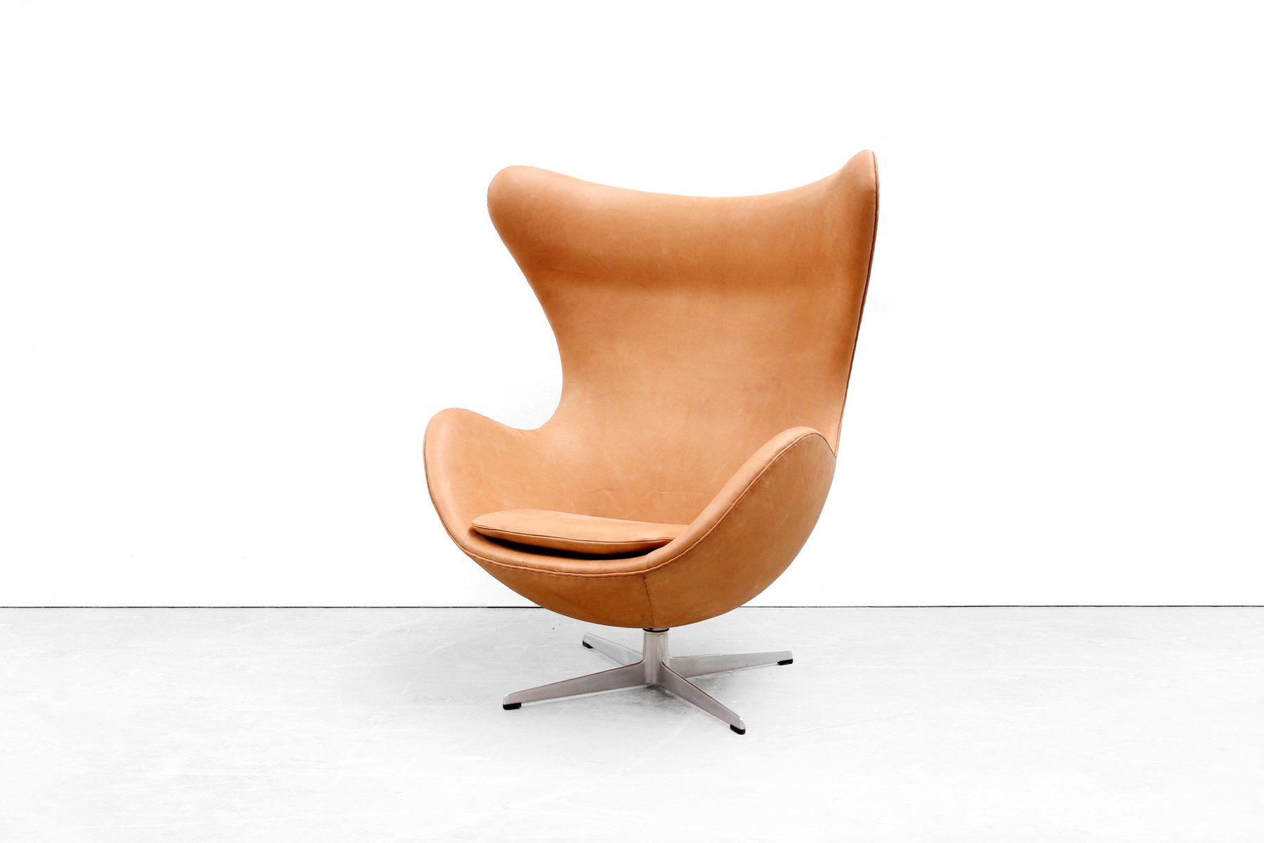 Cognac Leather Egg Chair by Arne Jacobsen for Fritz Hansen, 1966 for