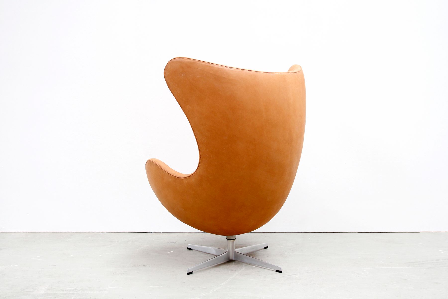 Cognac Leather Egg Chair by Arne Jacobsen for Fritz Hansen, 1966 for