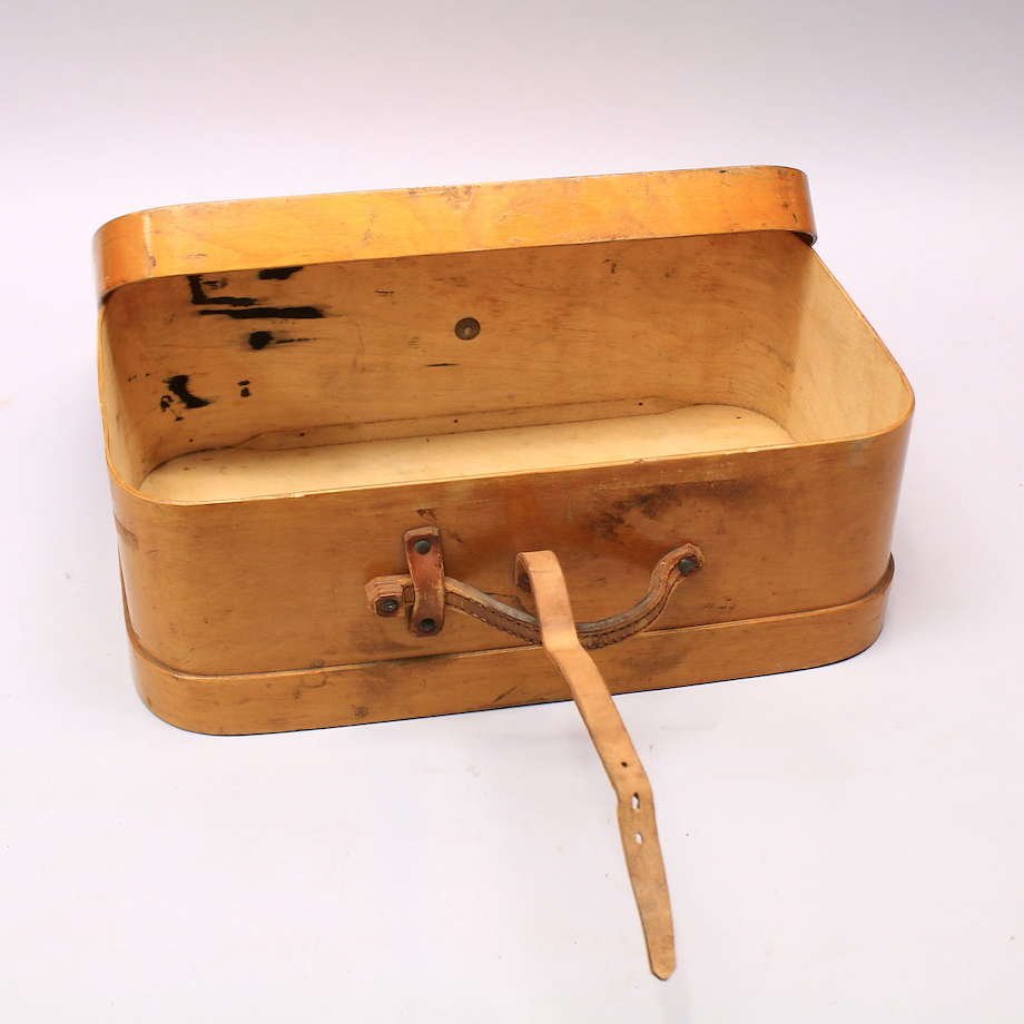 Valise en Bois Courbé, en Bouleau et Placage de Bois avec ~ Placage Bois Suisse Valise en Bois Courbé, en Bouleau et Placage de Bois avec ~ Placage Bois Suisse