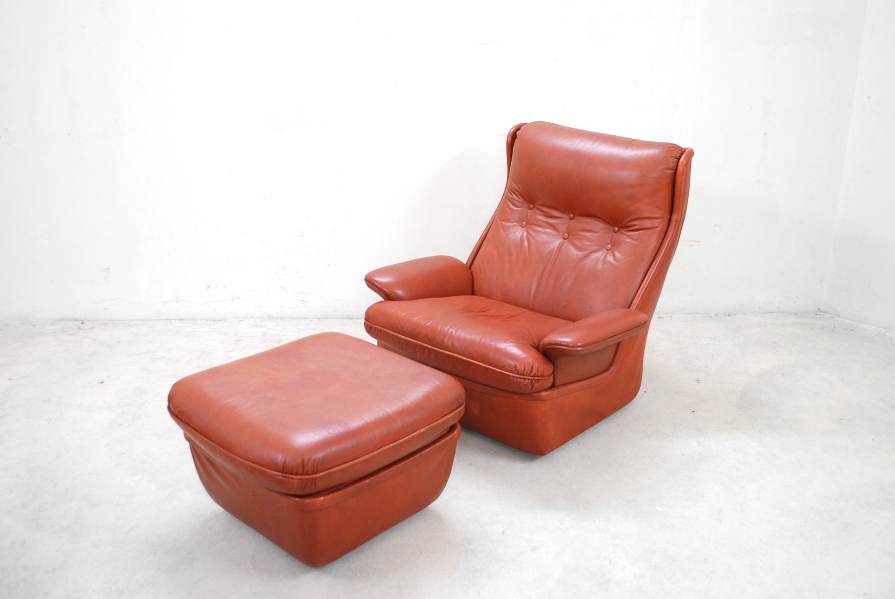 red leather lounge chairs and ottoman from airborne 3