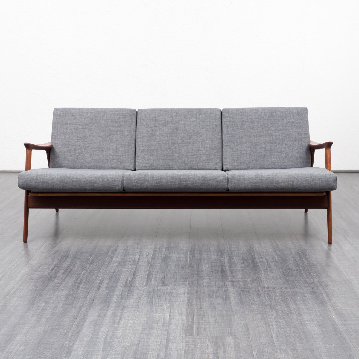 Teak drei sitzer sofa in grau, 1960er bei pamono kaufen