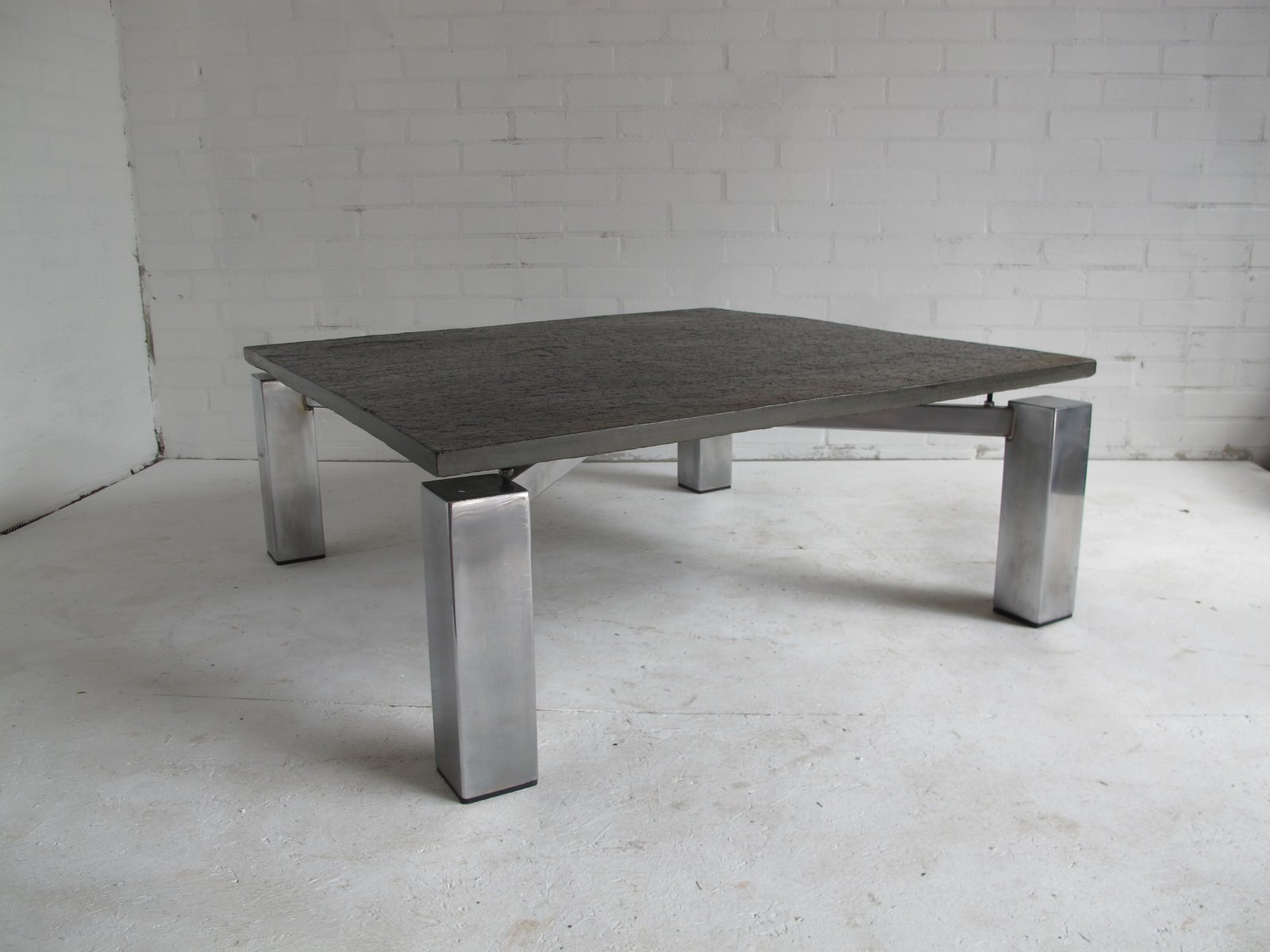 Quadratischer vintage couchtisch aus stahl mit tischplatte aus ...