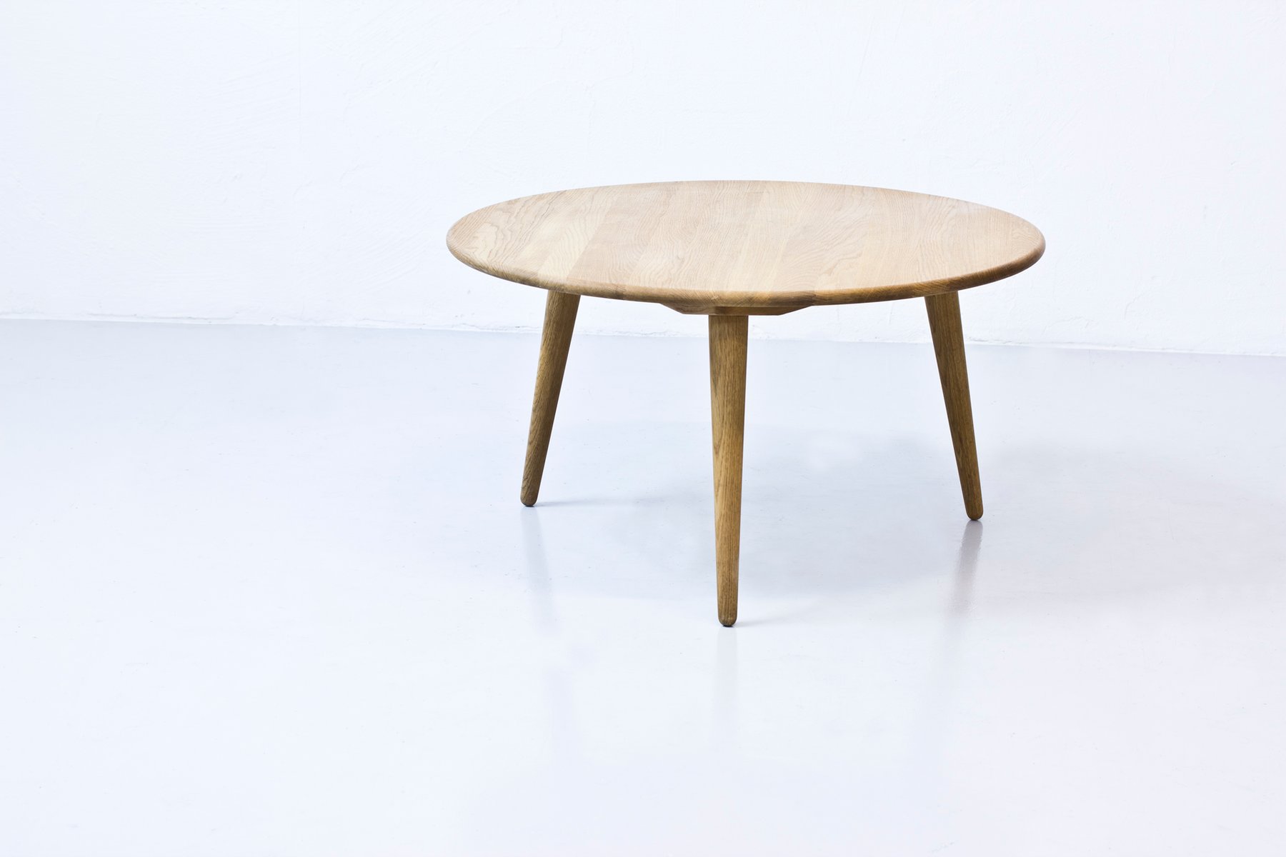 Dänischer runder couchtisch von hans j. wegner für carl hansen ... Runder couchtisch