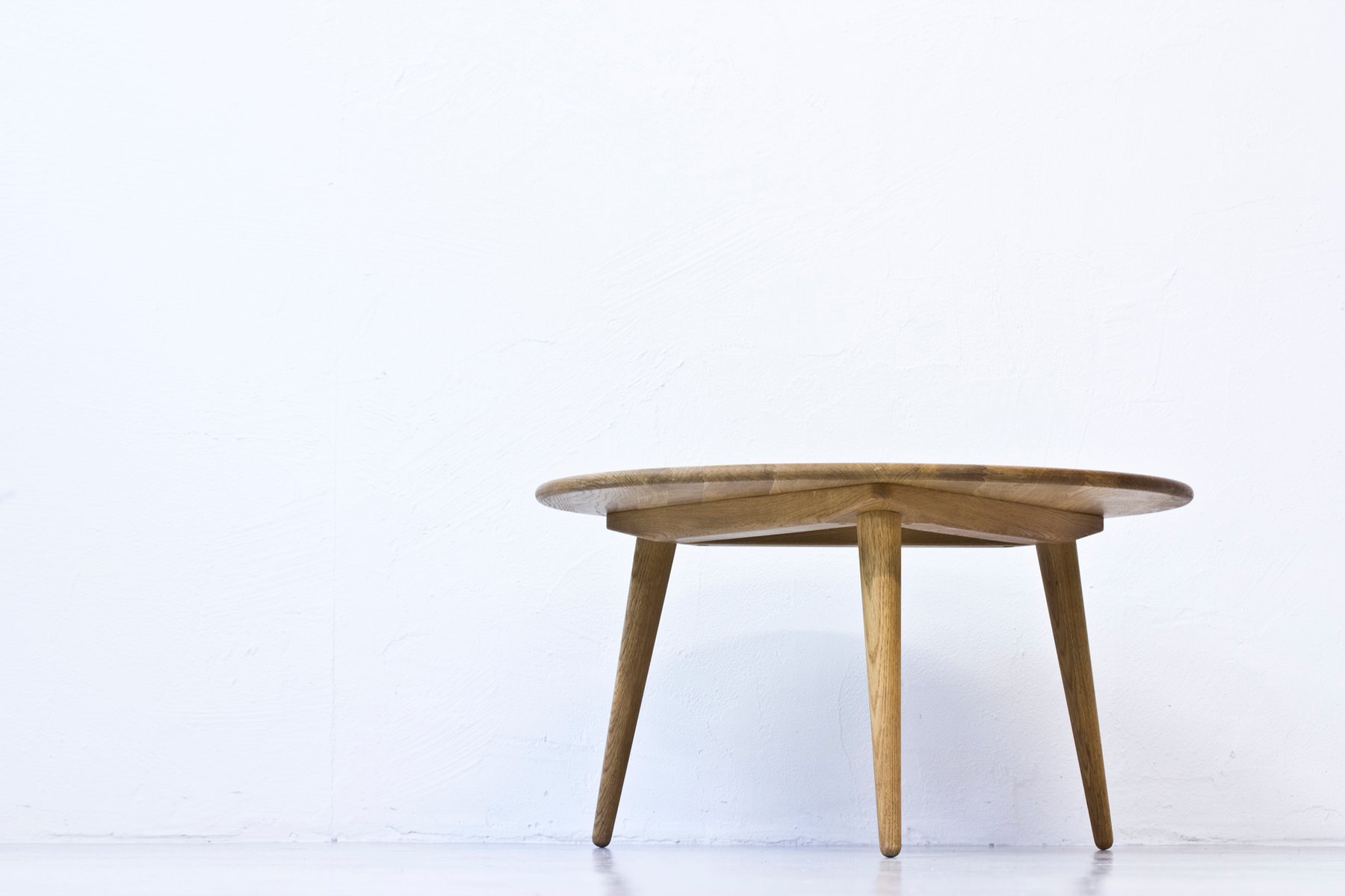 Dänischer runder couchtisch von hans j. wegner für carl hansen ... Runder couchtisch