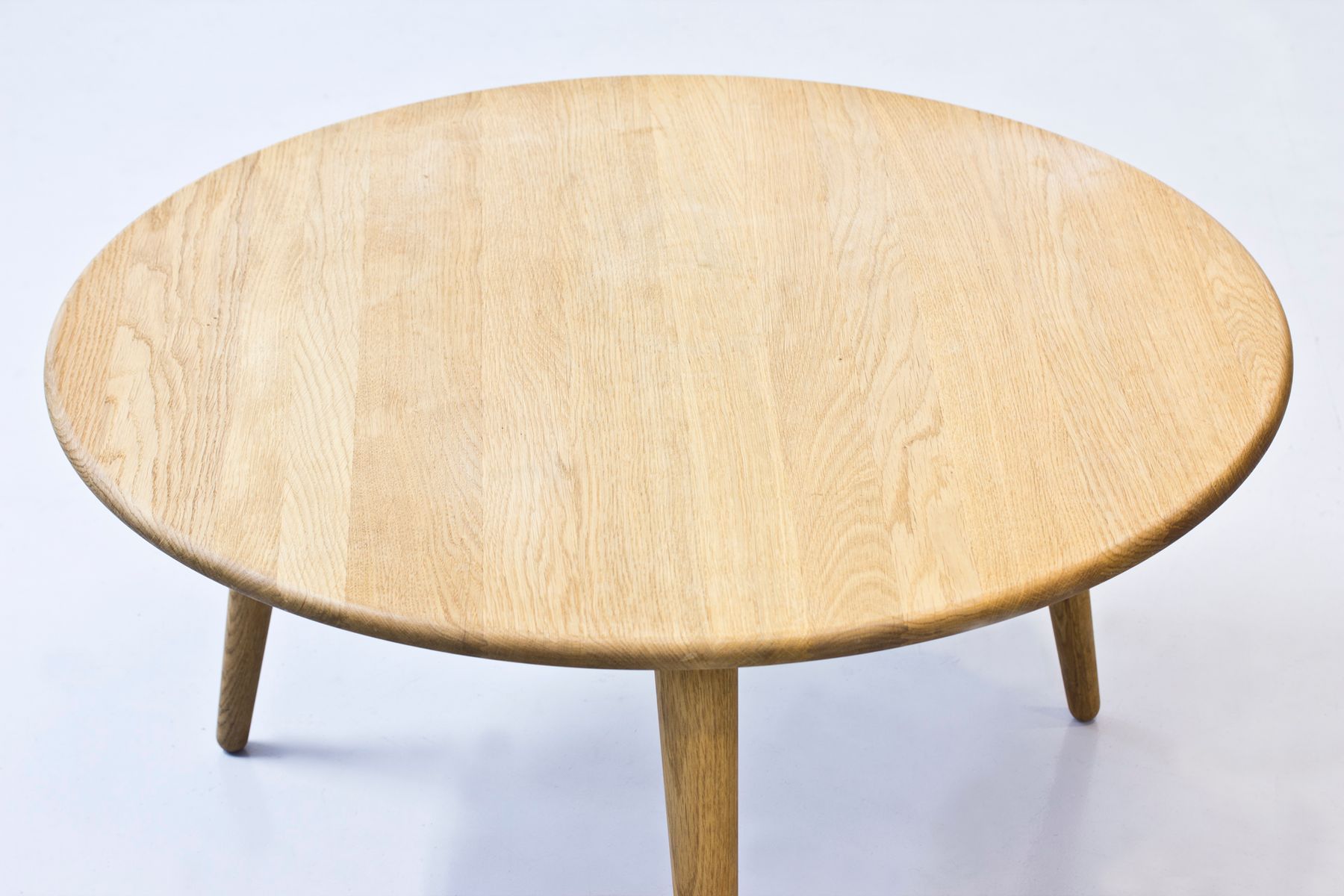 Dänischer runder couchtisch von hans j. wegner für carl hansen ... Runder couchtisch