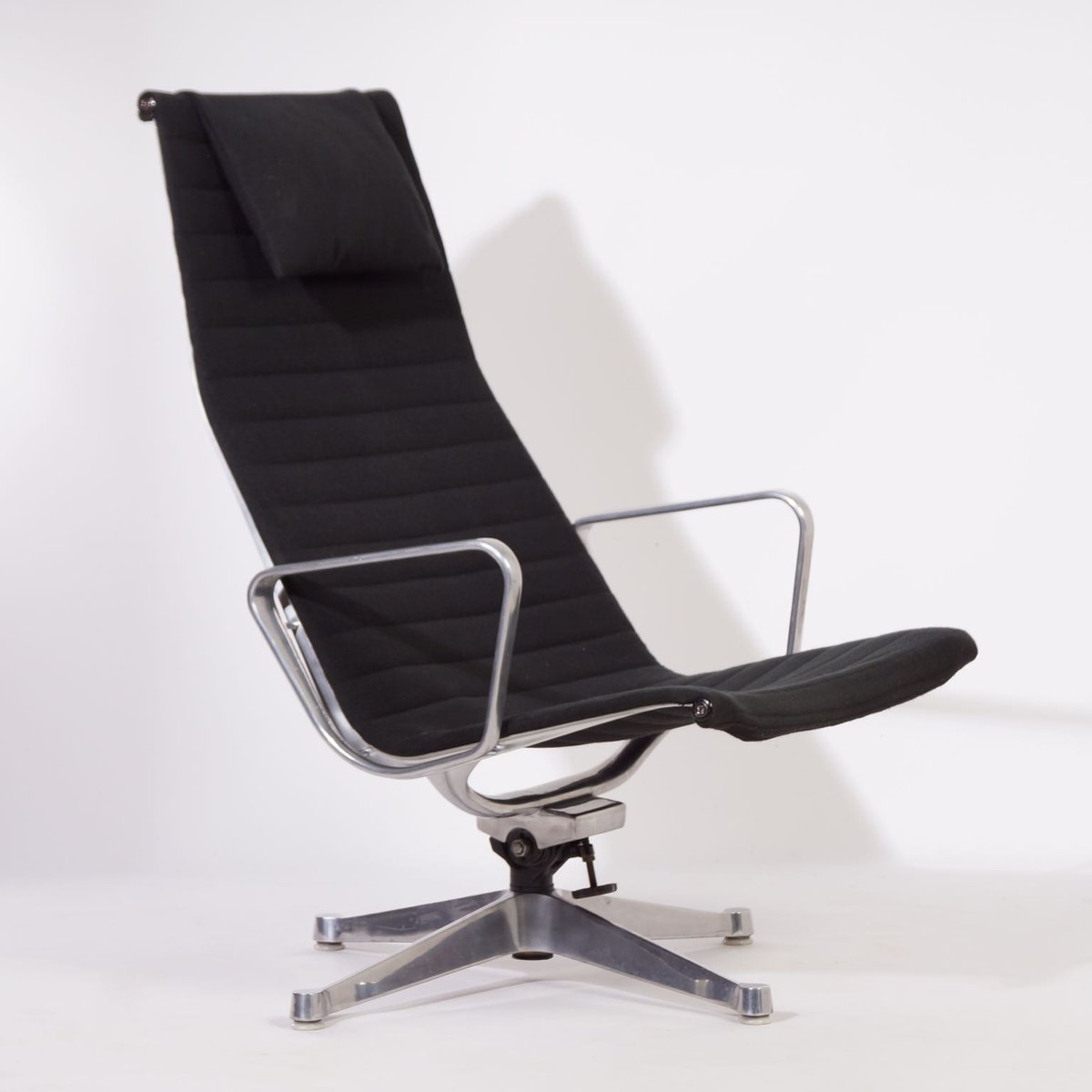 ea124 lounge chair by charles and ray eames for herman miller 1958 4