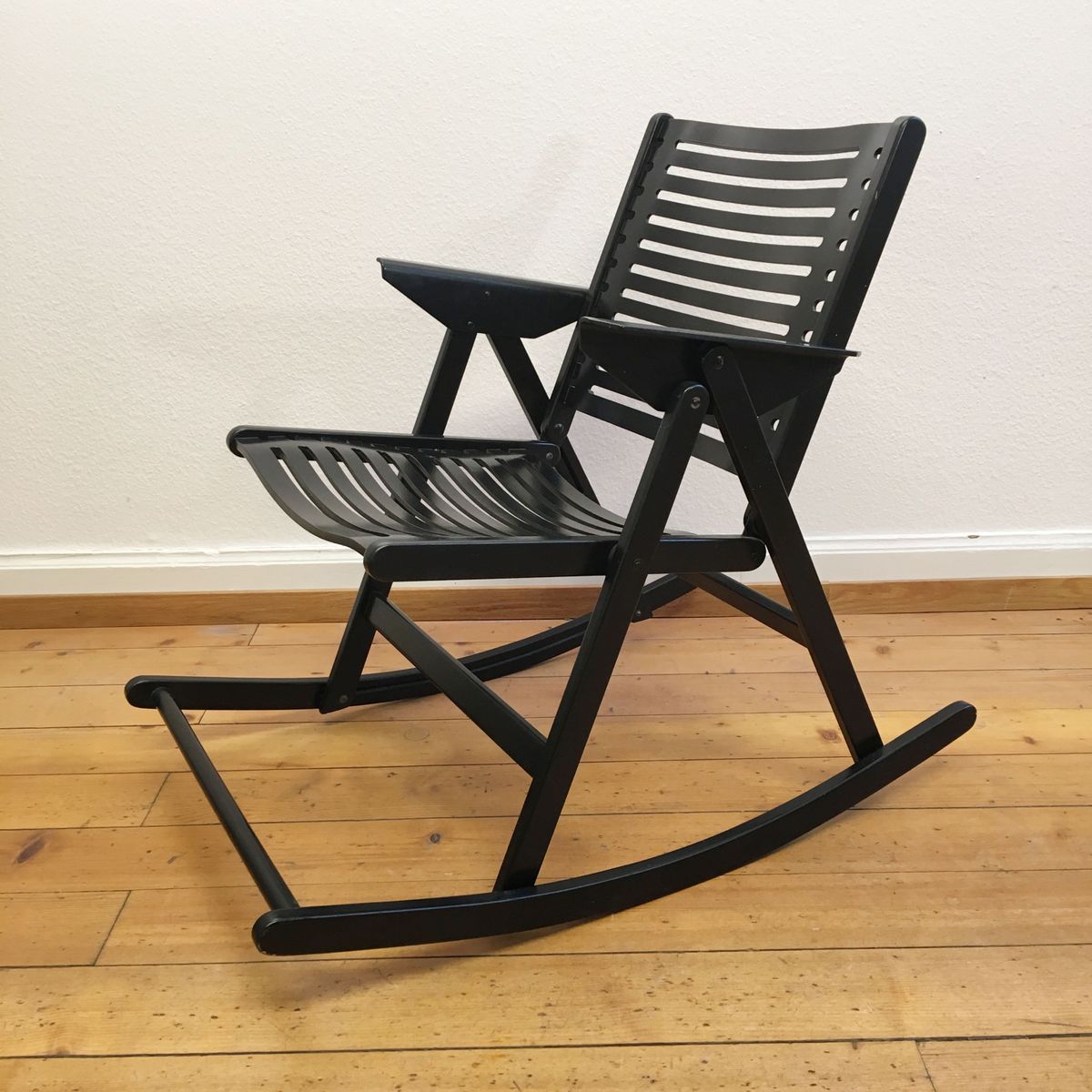 designklassiker klappbarer schaukelstuhl