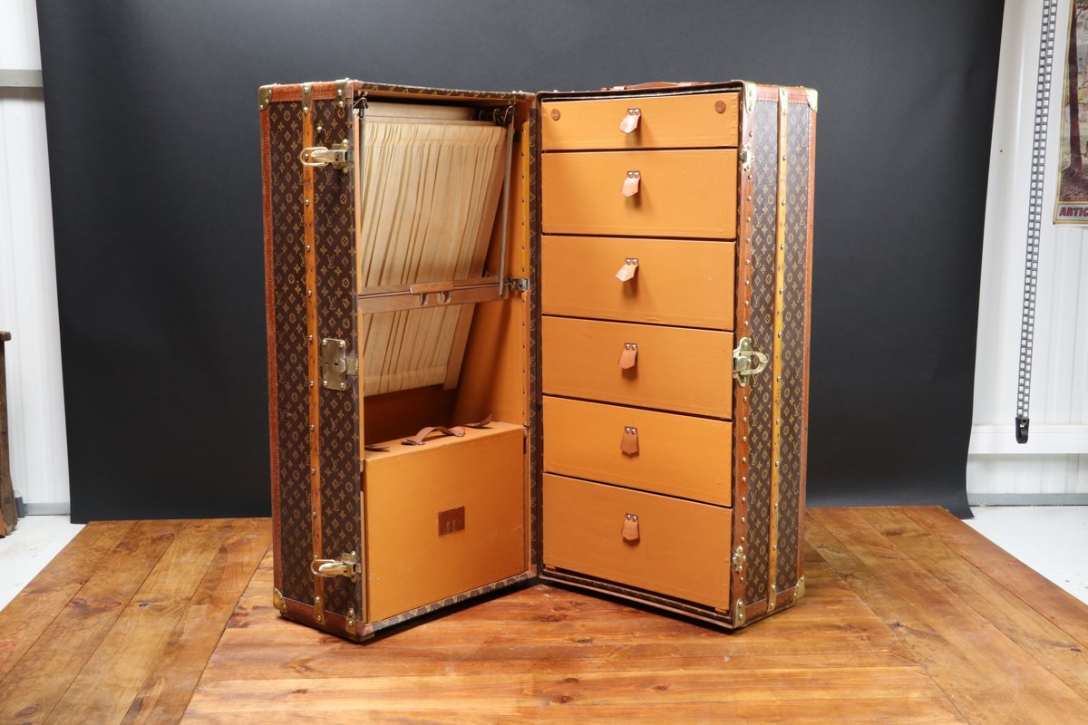 Wardrobe Trunk from Louis Vuitton, 1930 for sale at Pamono