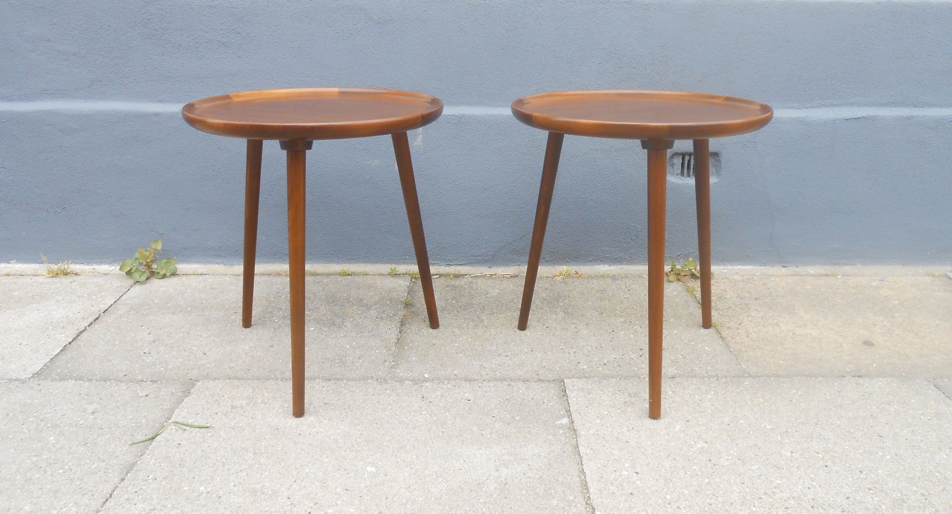 Round Three Legged Walnut Side Tables By Anton Kildeberg 1967 Round Three Legged Walnut Side Tables By Anton Kildeberg 1967 Set Of 2 For At Pamono