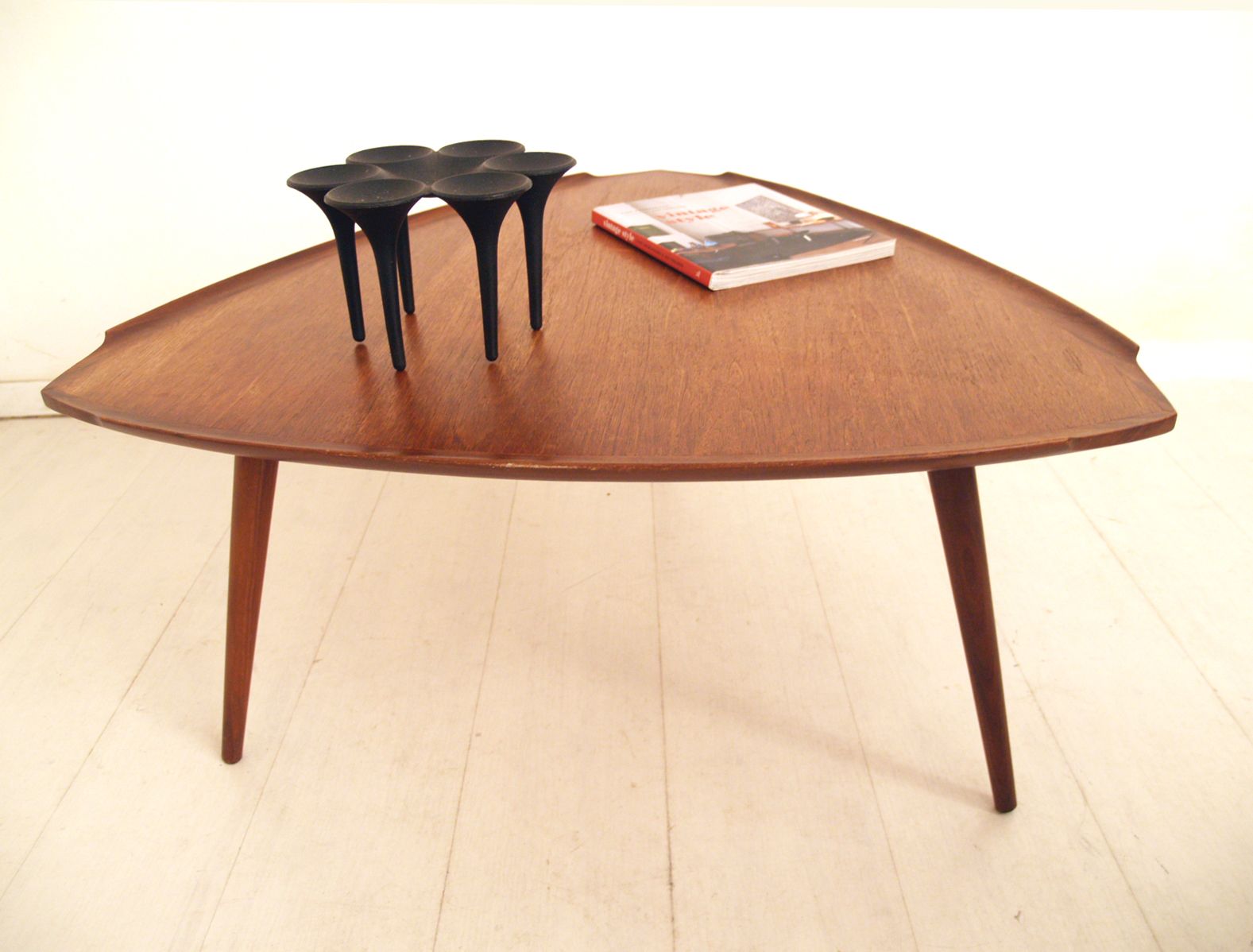 Mid century teakholz dreibein couchtisch bei pamono kaufen