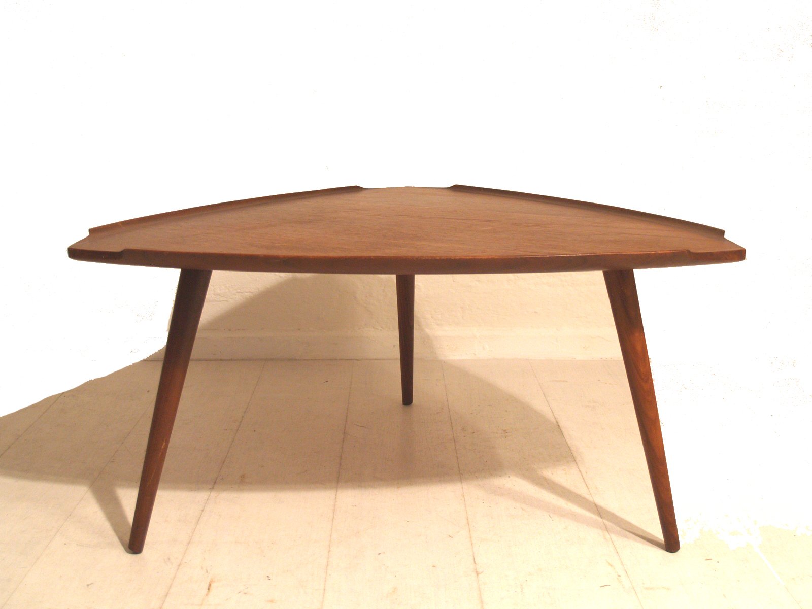 Mid century teakholz dreibein couchtisch bei pamono kaufen