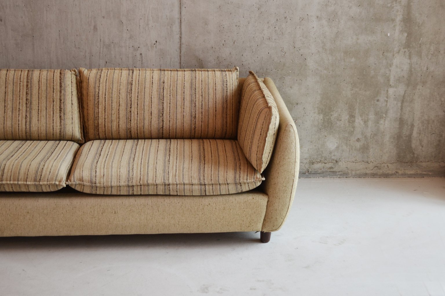 Dänisches mid century 2 sitzer sofa mit kissen bei pamono kaufen Welche kissen zu brauner ledercouch