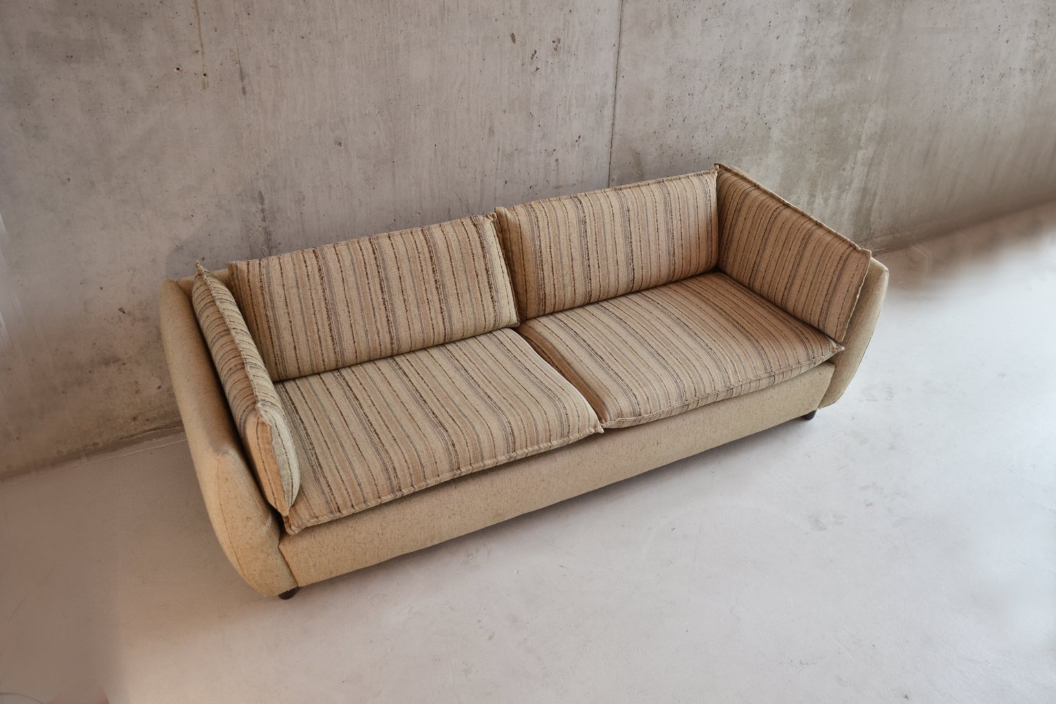 Dänisches mid century 2 sitzer sofa mit kissen bei pamono kaufen Welche kissen zu brauner ledercouch