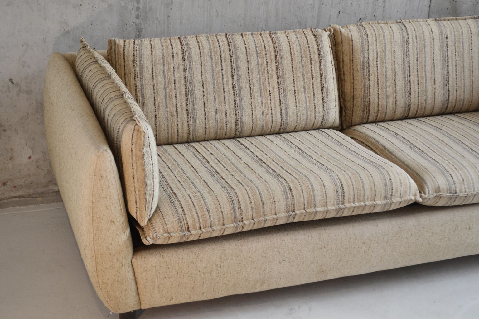Dänisches mid century 2 sitzer sofa mit kissen bei pamono kaufen Welche kissen zu brauner ledercouch