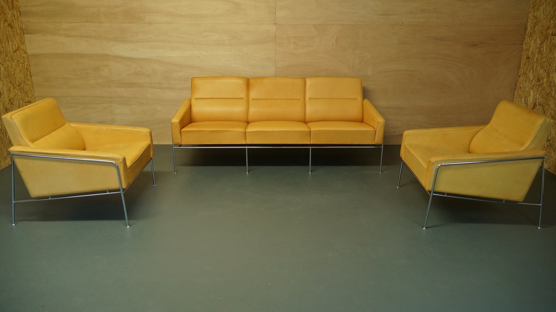 Vintage Light Tan Leather Series 3303 Sofa by Arne Jacobsen for
