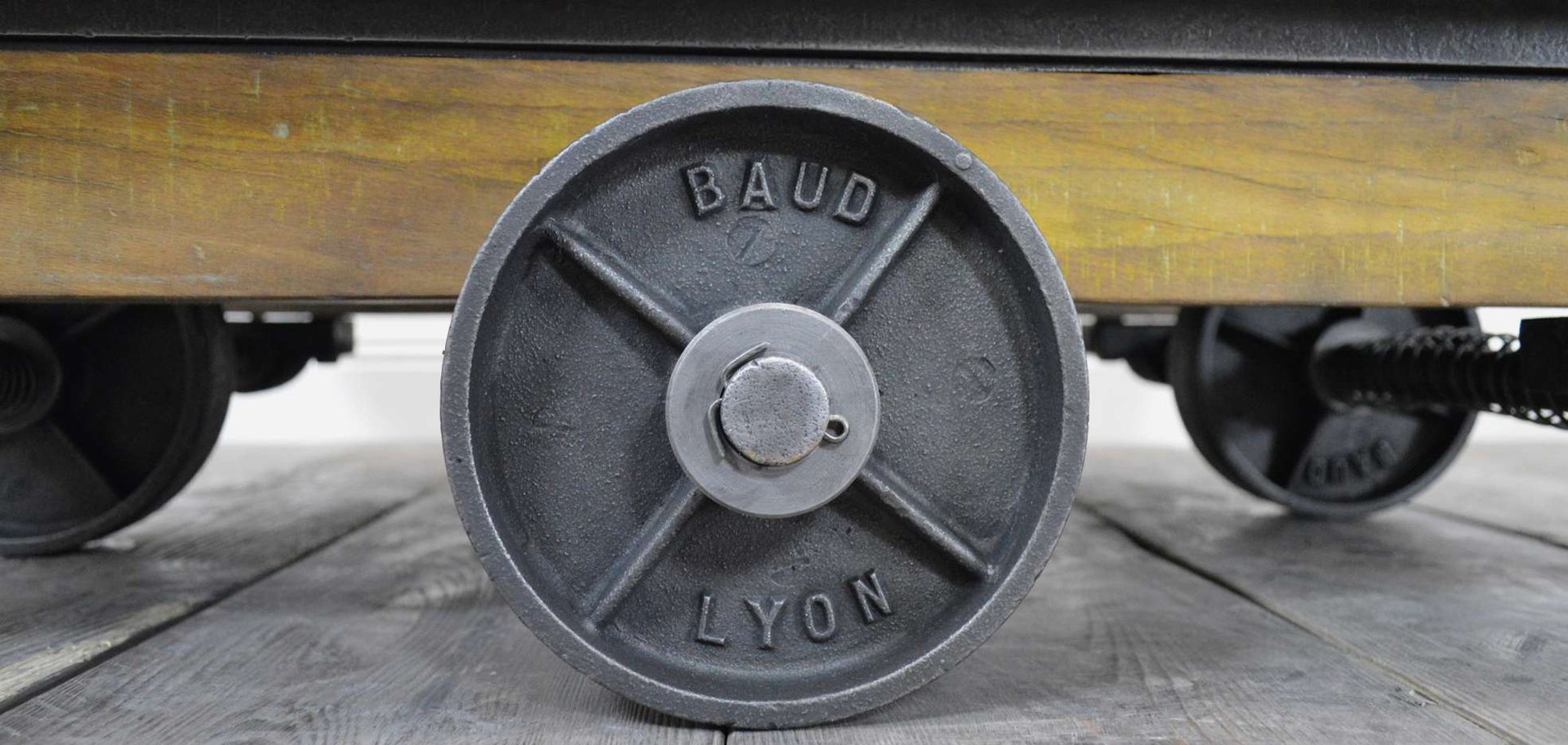 Genieteter vintage industrie couchtisch aus holz & metall bei ...