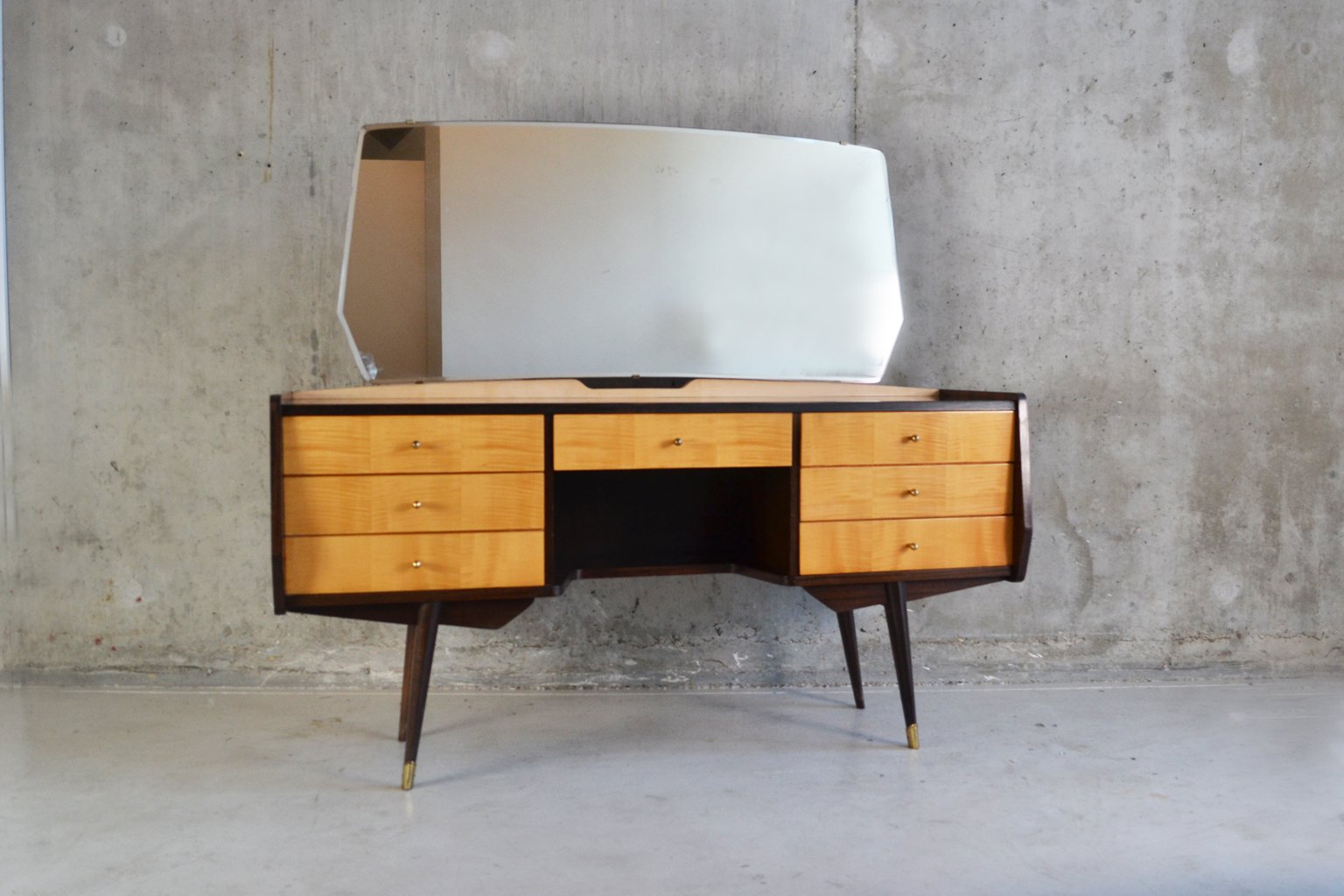 Mid-Century Dressing Table, 1970s for sale at Pamono home decor, home design, home interior catalog, interior, photos, and interior design ideas Mid Century Vanity Table 1024 x 1536