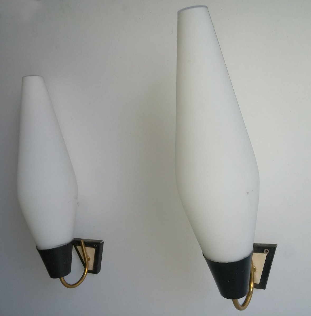 Applique da parete in vetro opalino di Stilnovo, anni '60, set di 2 in