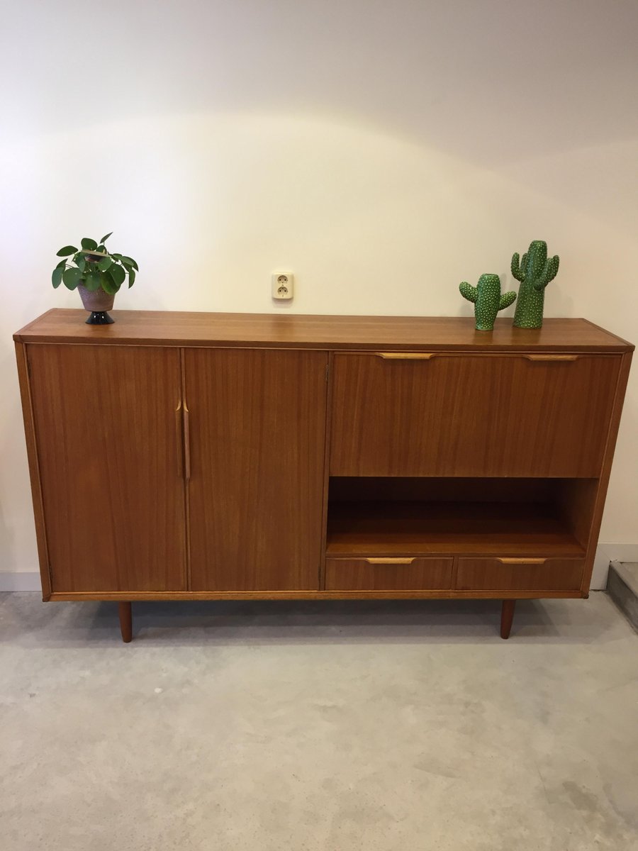Credenza alta vintage con anni '60 in vendita su Pamono