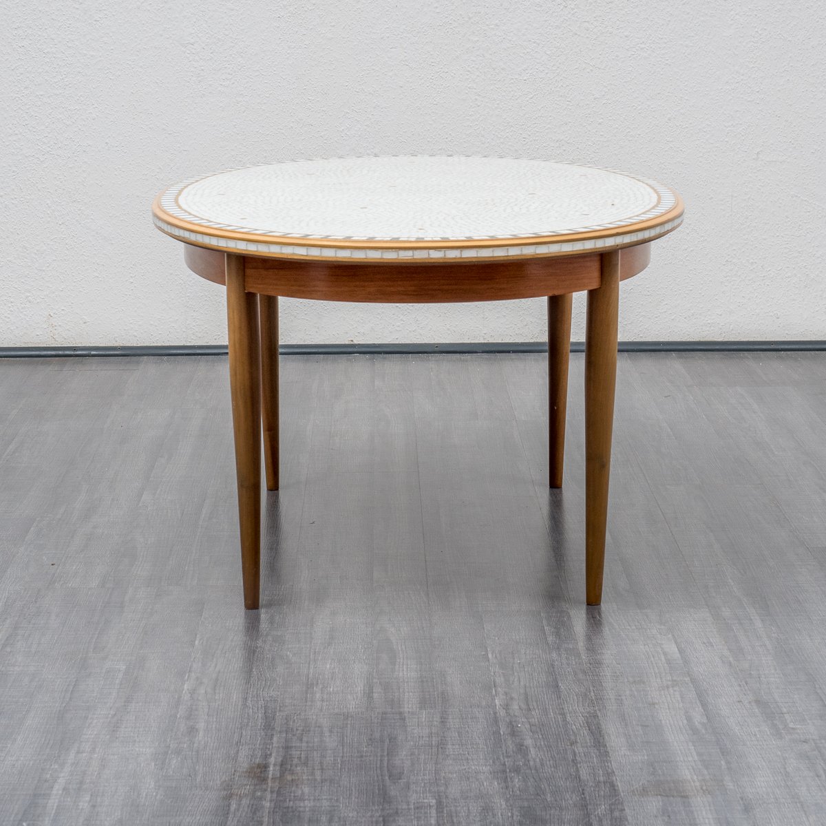 Ovaler Mosaik Couchtisch, 1950er bei Pamono kaufen Ovaler Mosaik Couchtisch, 1950er bei Pamono kaufen