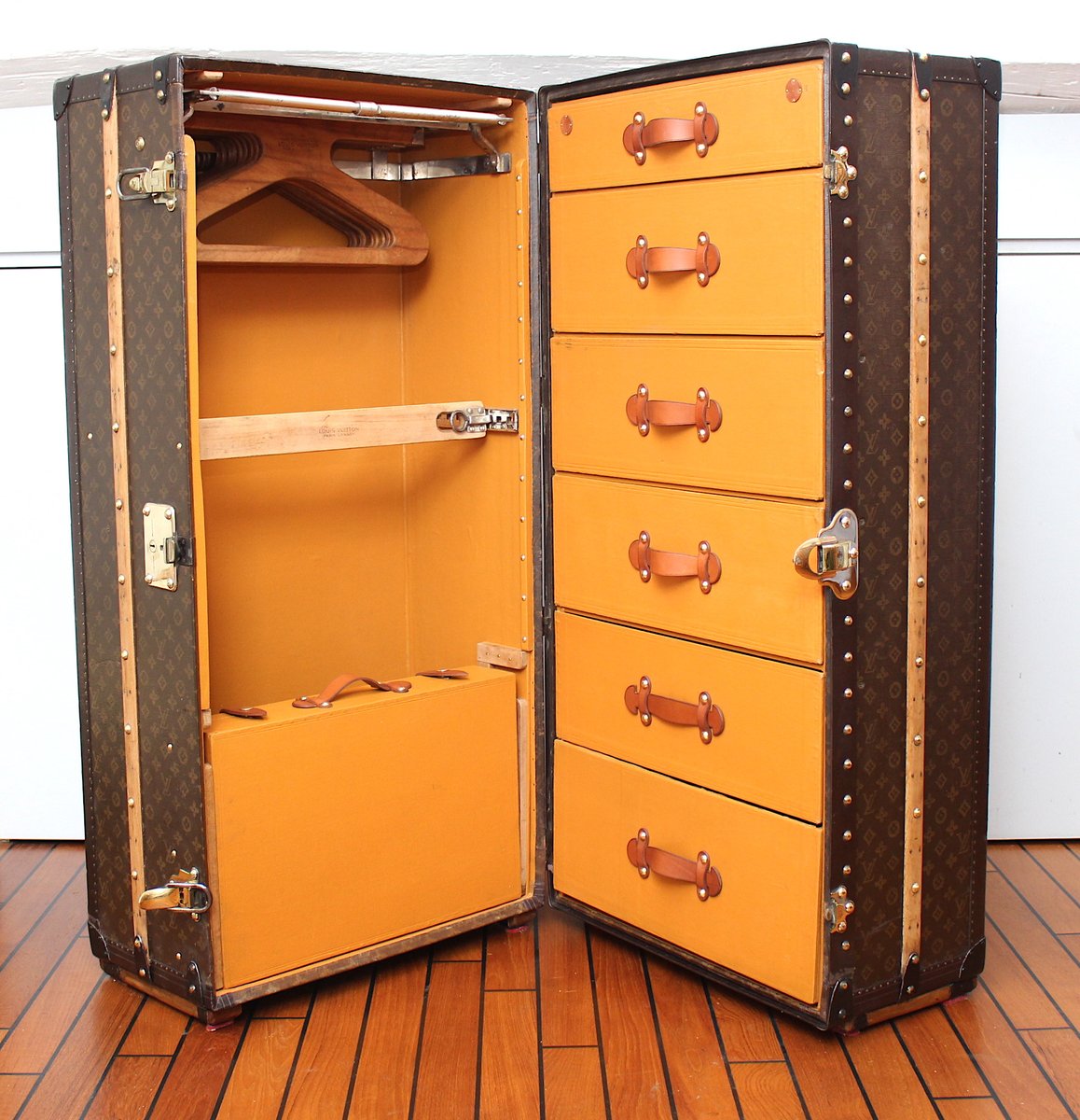 Wardrobe Trunk by Louis Vuitton, 1935 for sale at Pamono