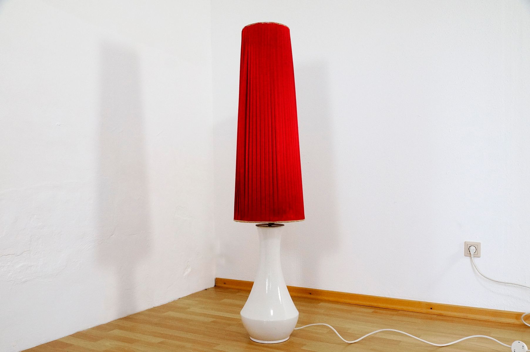 German Floor Lamp In White Ceramic With Red Shade 1960s For At German Floor Lamp In White Ceramic With Red Shade 1960s 16 200 00