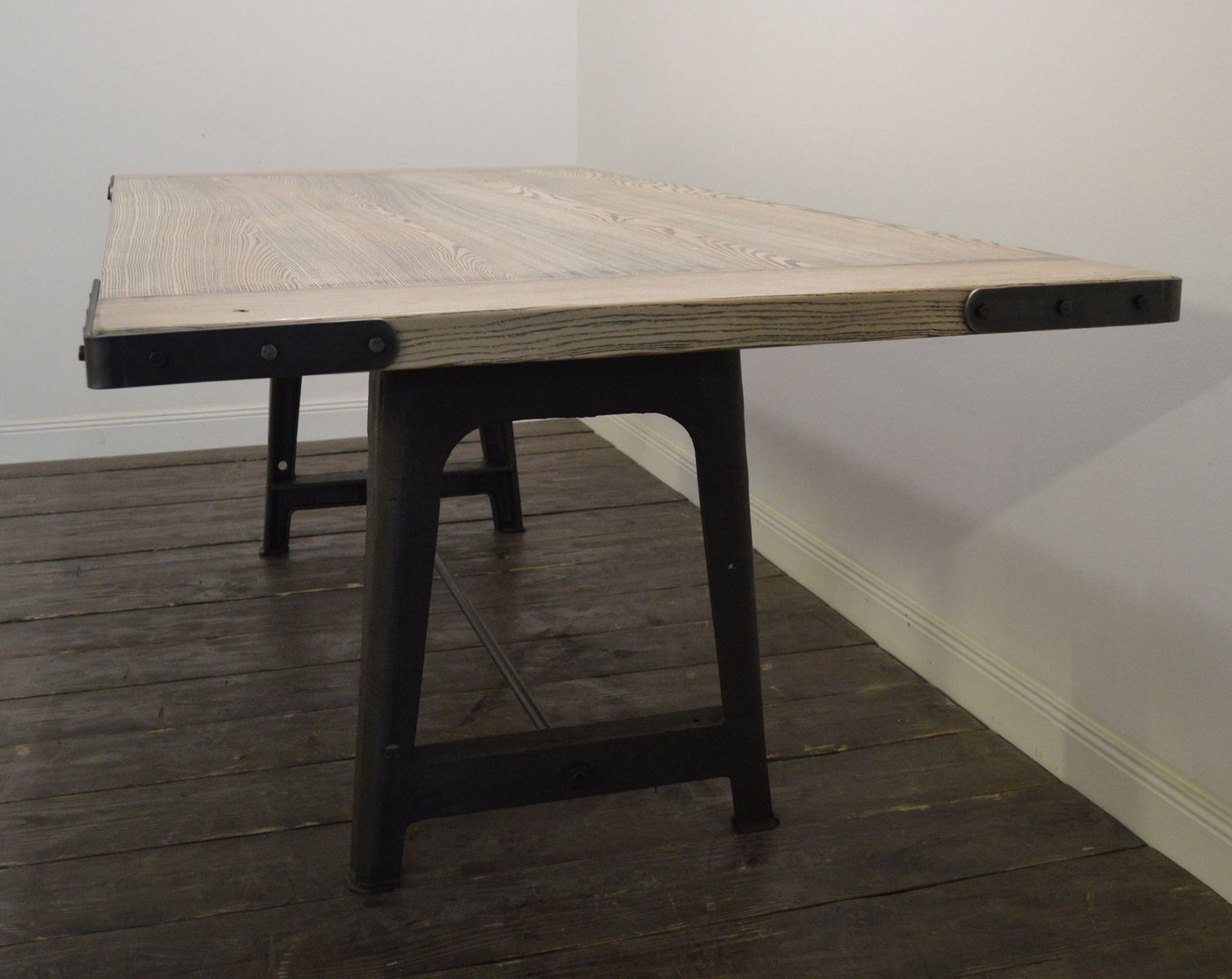 Grande table de salle à manger industrielle en frêne en vente sur ...