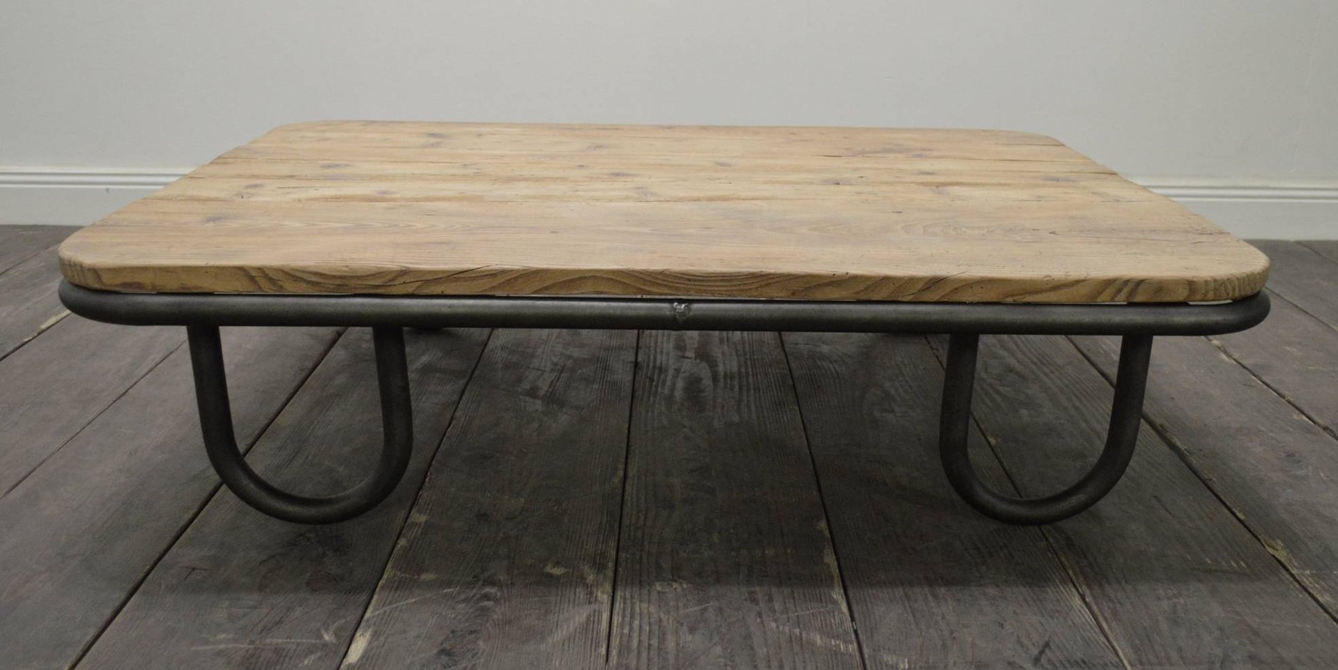 Französischer industrie couchtisch aus holz bei pamono kaufen