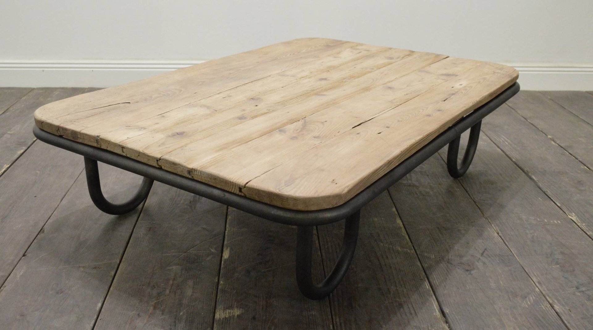 Französischer industrie couchtisch aus holz bei pamono kaufen