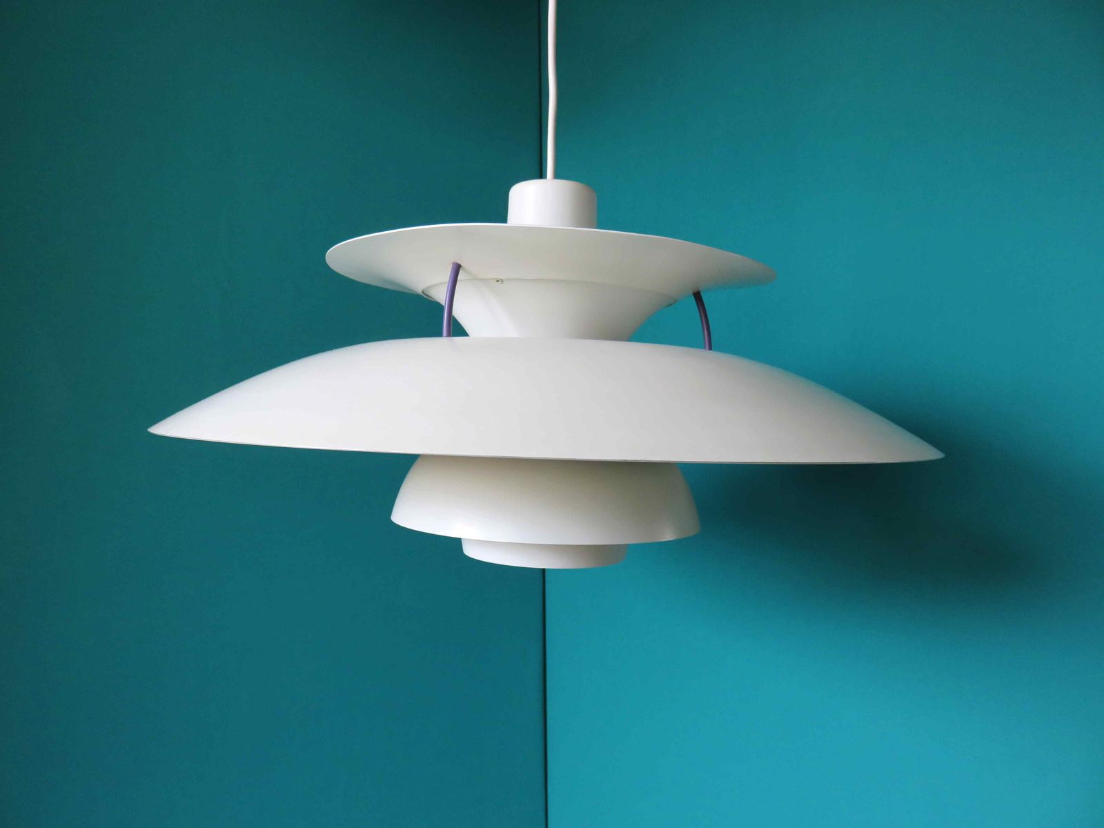 PH5 White Lamp by Poul Heningsen for Louis Poulsen, 1975 for sale at Pamono