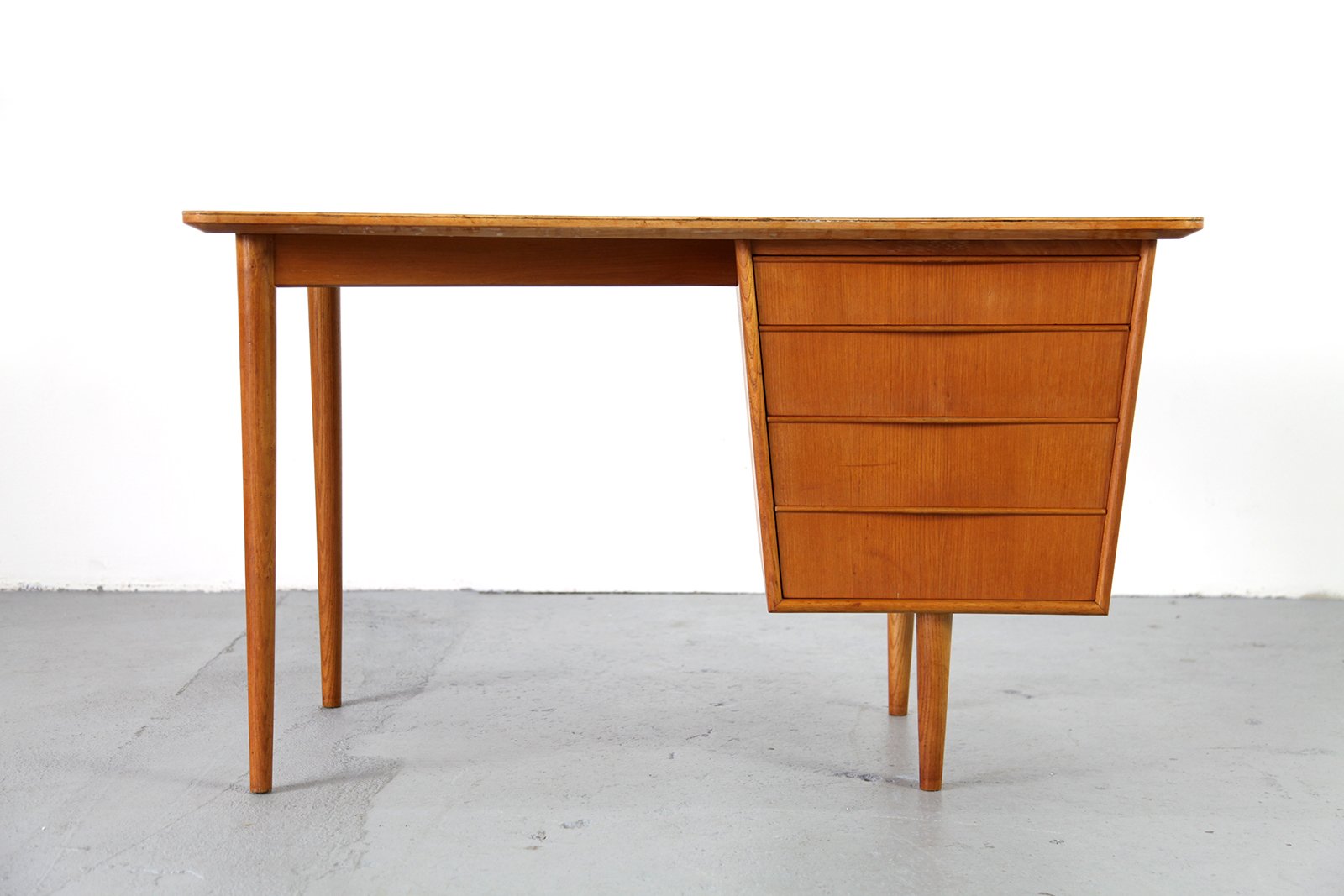 Small Mid-Century Modern Desk, 1950s for sale at Pamono