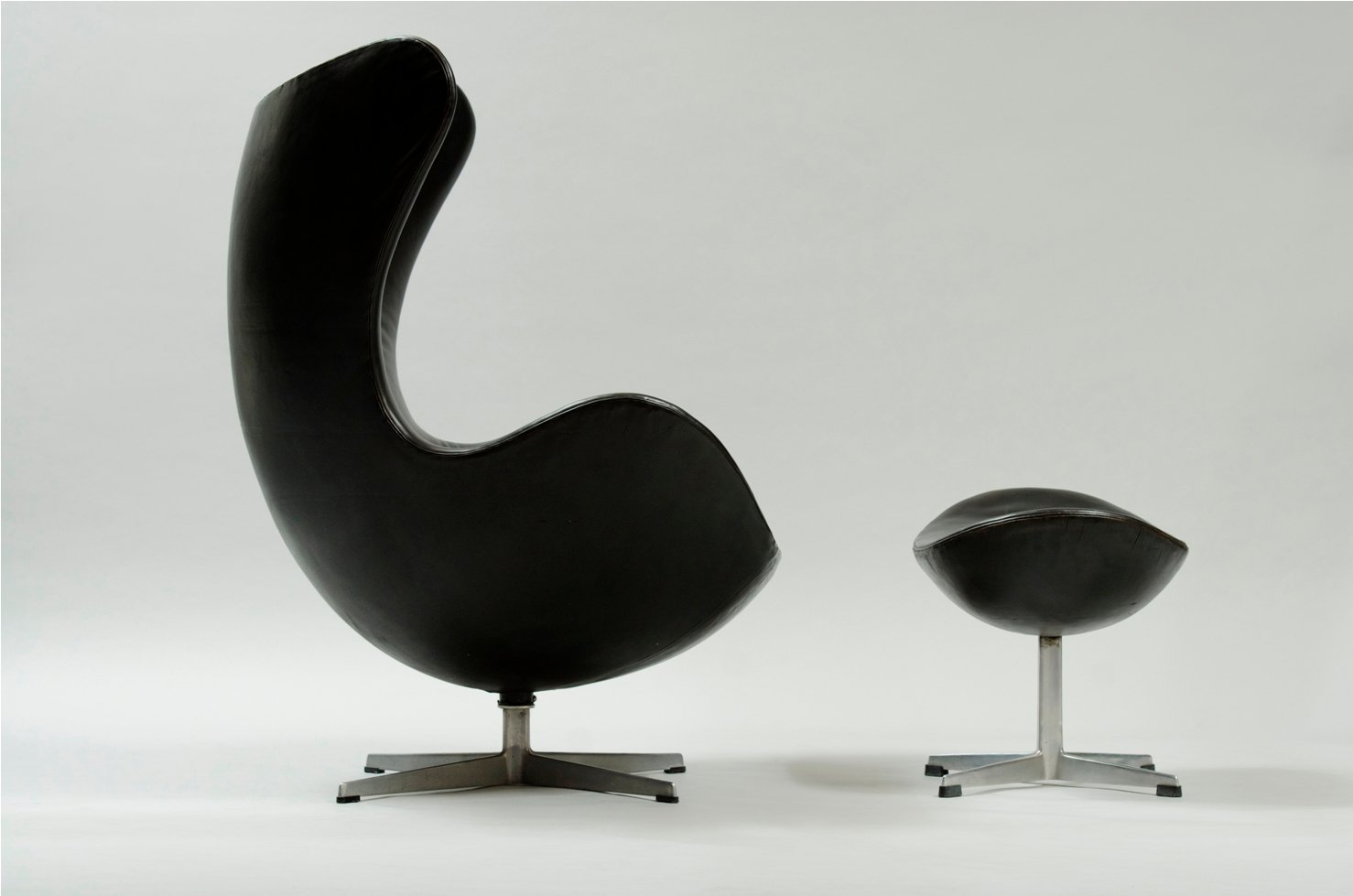 egg chair and ottoman by arne jacobsen for fritz hansen 4