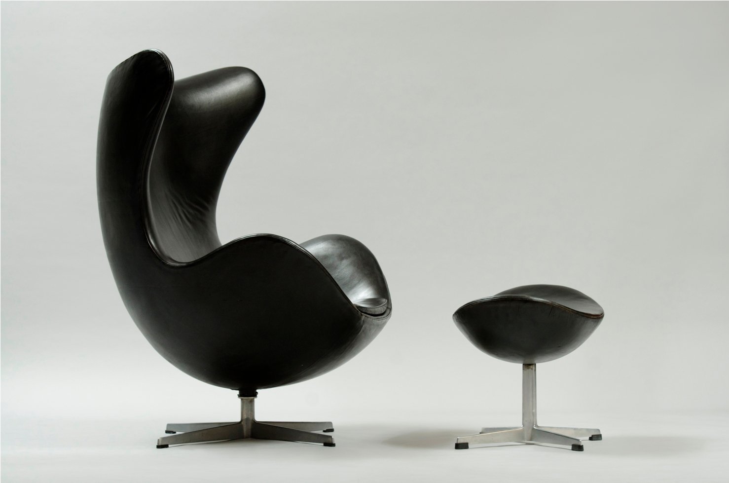 egg chair and ottoman by arne jacobsen for fritz hansen